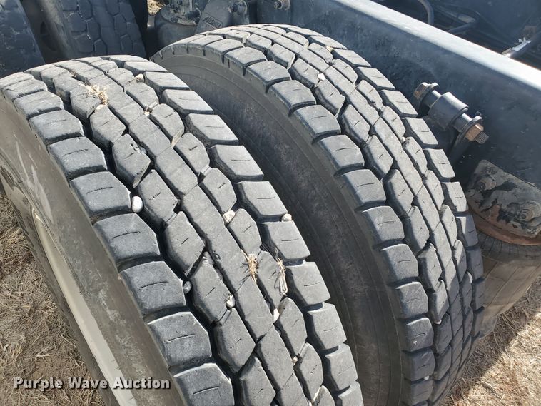 image for item DG8434 2006 Freightliner Columbia  semi truck