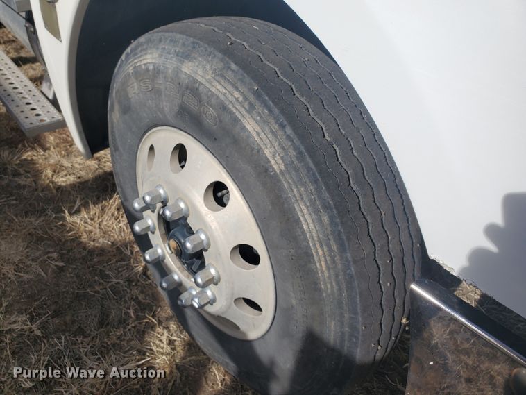 image for item DG8434 2006 Freightliner Columbia  semi truck