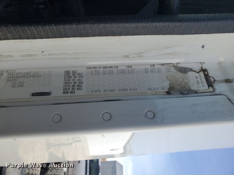 image for item DG8434 2006 Freightliner Columbia  semi truck