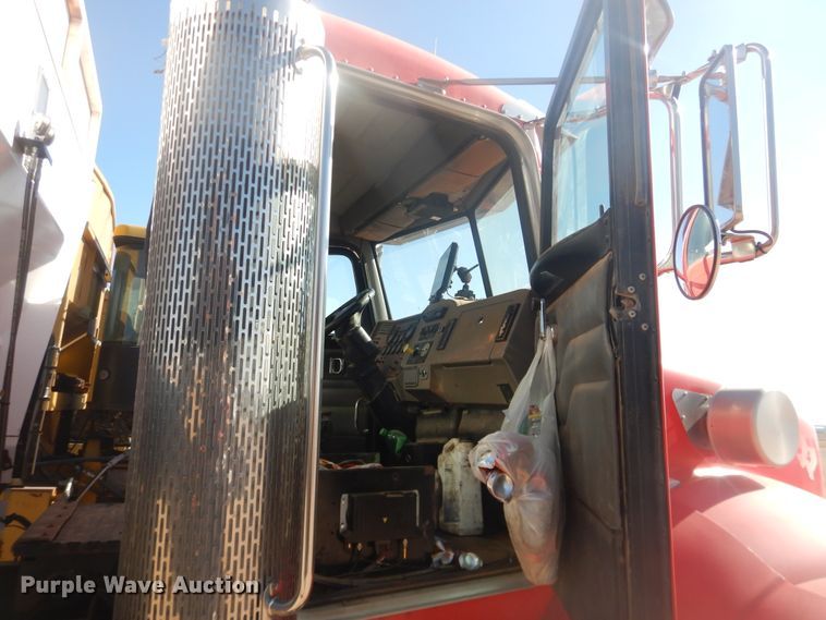 image for item DI3656 2007 Peterbilt 340  Stahly applicator truck