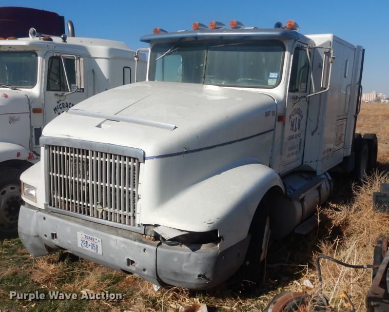 image for item DI3660 1993 International 9400  semi truck