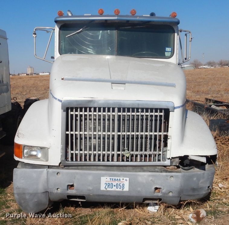 image for item DI3660 1993 International 9400  semi truck