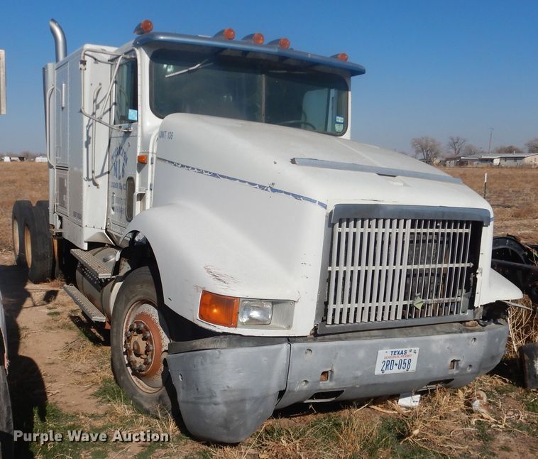 image for item DI3660 1993 International 9400  semi truck