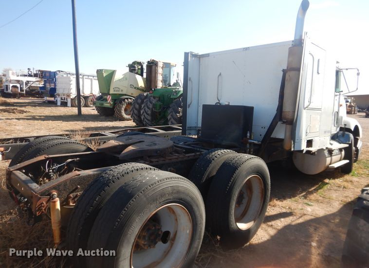 image for item DI3660 1993 International 9400  semi truck