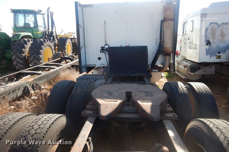 image for item DI3660 1993 International 9400  semi truck