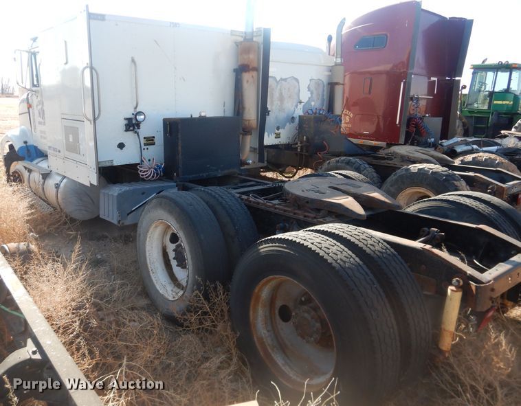 image for item DI3660 1993 International 9400  semi truck