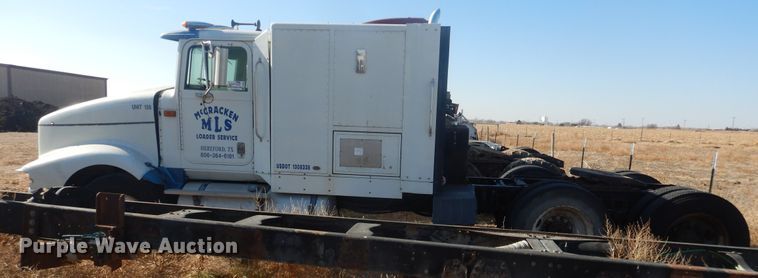 image for item DI3660 1993 International 9400  semi truck