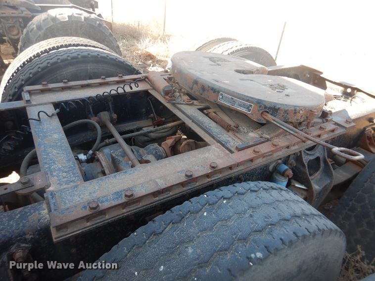 image for item DI3660 1993 International 9400  semi truck