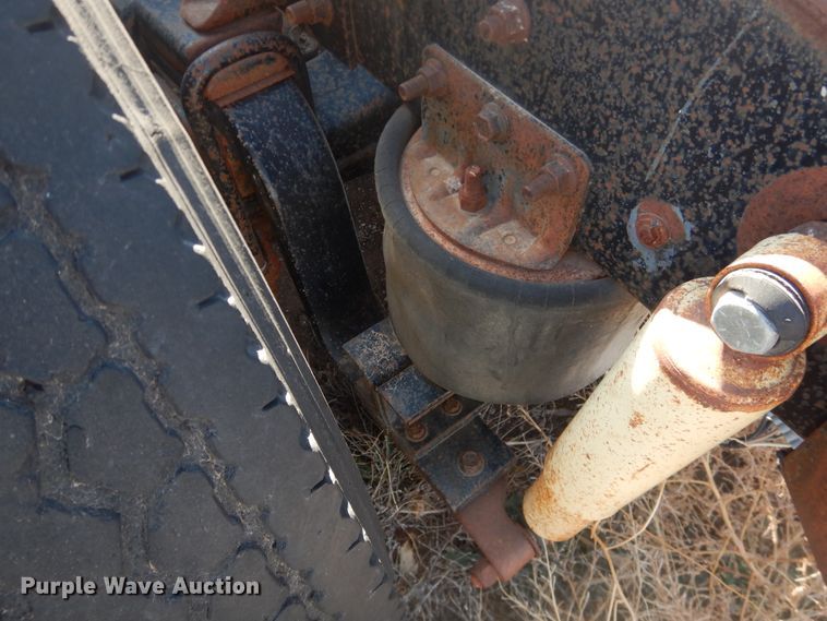 image for item DI3660 1993 International 9400  semi truck