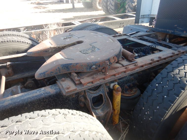 image for item DI3660 1993 International 9400  semi truck