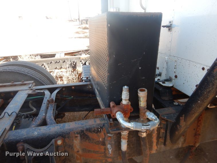 image for item DI3660 1993 International 9400  semi truck