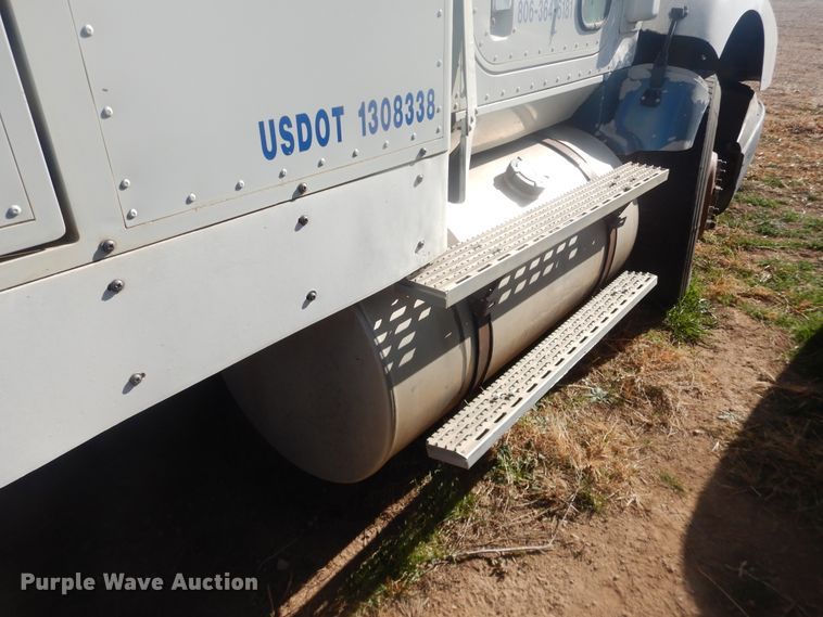 image for item DI3660 1993 International 9400  semi truck