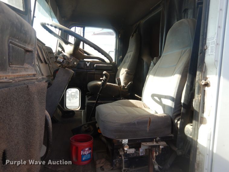 image for item DI3660 1993 International 9400  semi truck