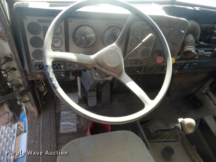 image for item DI3660 1993 International 9400  semi truck