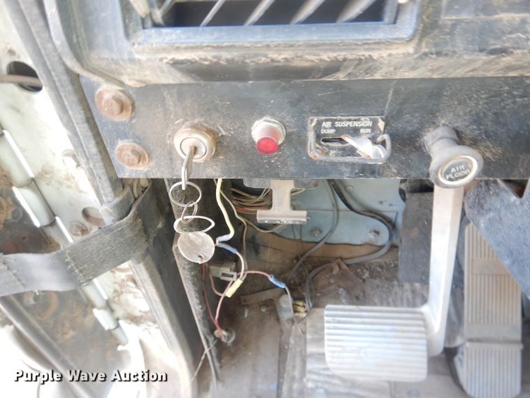 image for item DI3660 1993 International 9400  semi truck