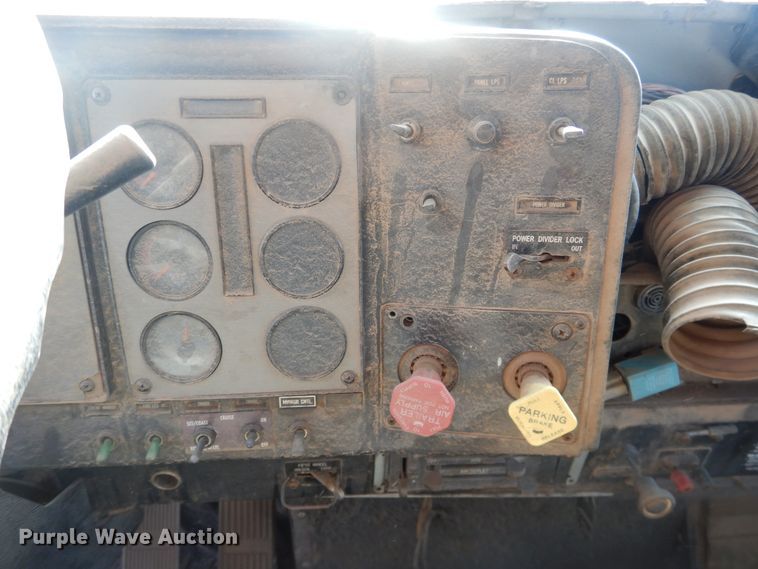 image for item DI3660 1993 International 9400  semi truck