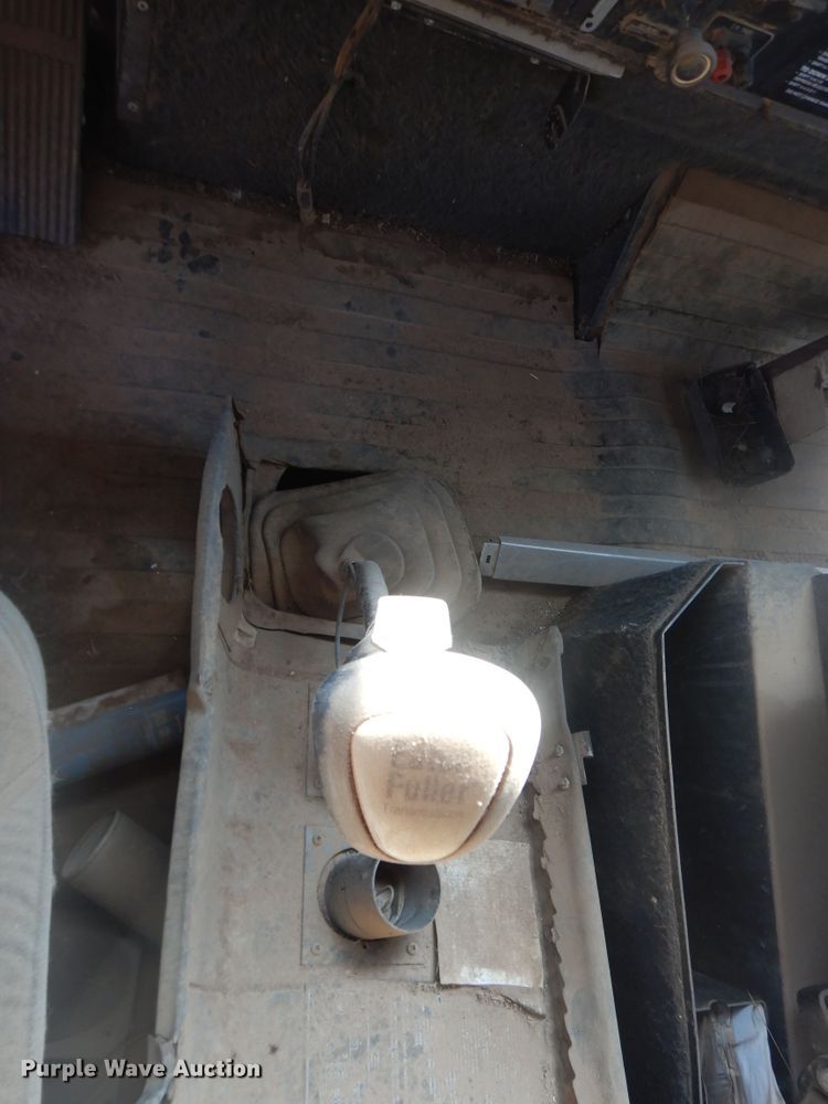 image for item DI3660 1993 International 9400  semi truck