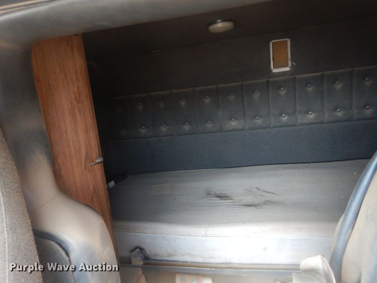 image for item DI3660 1993 International 9400  semi truck