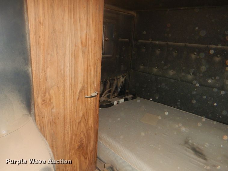 image for item DI3660 1993 International 9400  semi truck