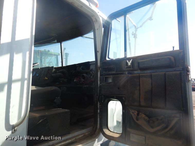 image for item DI3660 1993 International 9400  semi truck