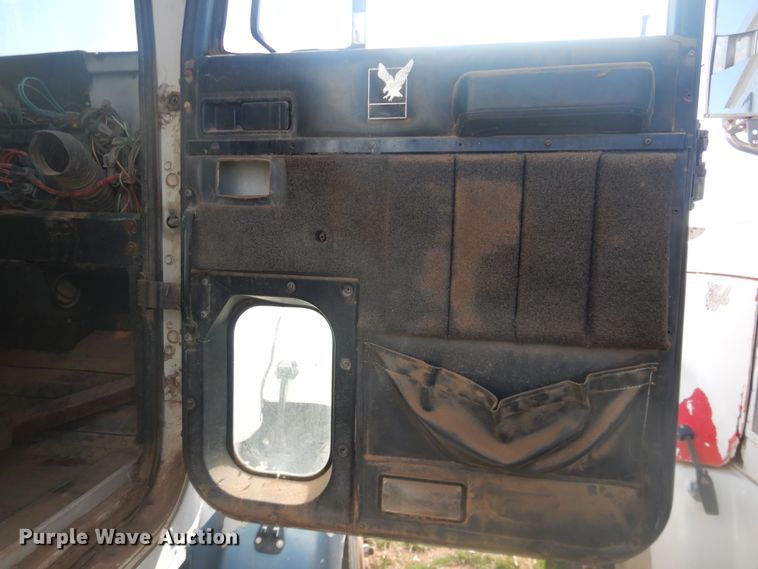 image for item DI3660 1993 International 9400  semi truck