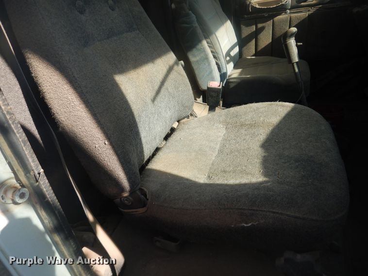 image for item DI3660 1993 International 9400  semi truck