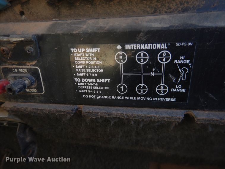 image for item DI3660 1993 International 9400  semi truck