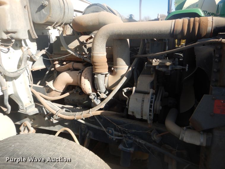 image for item DI3660 1993 International 9400  semi truck