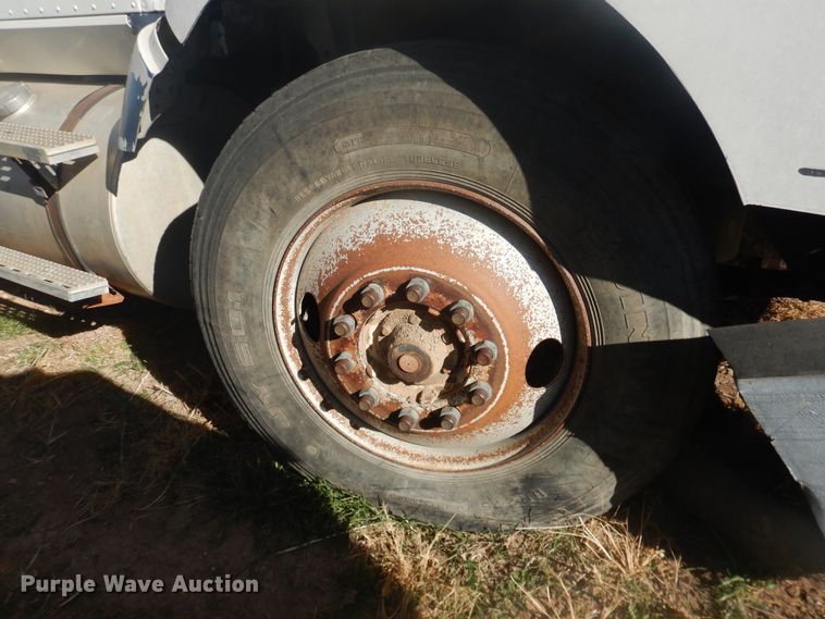 image for item DI3660 1993 International 9400  semi truck