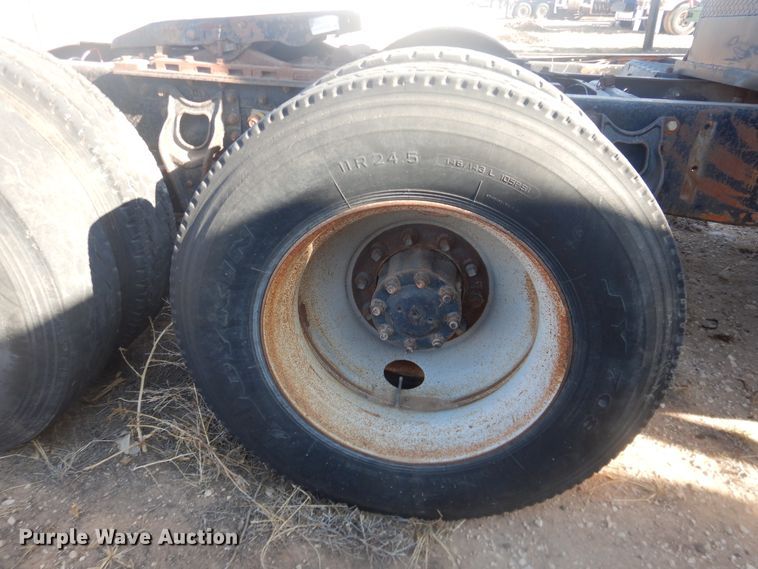 image for item DI3660 1993 International 9400  semi truck