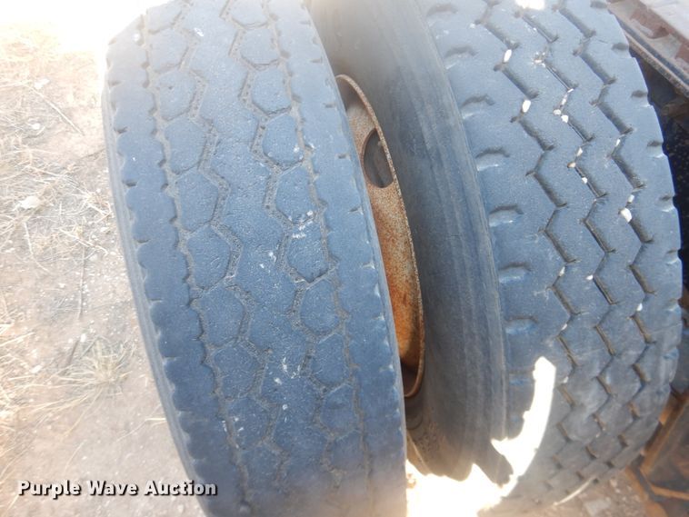 image for item DI3660 1993 International 9400  semi truck