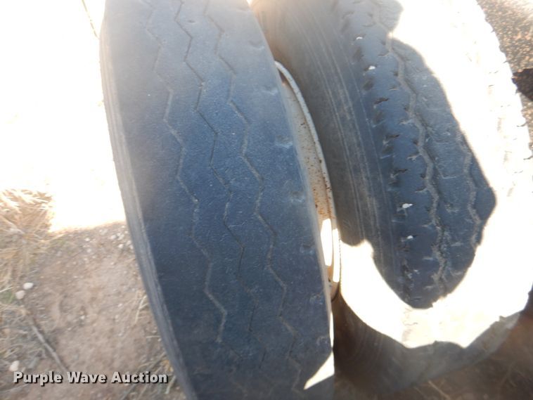 image for item DI3660 1993 International 9400  semi truck