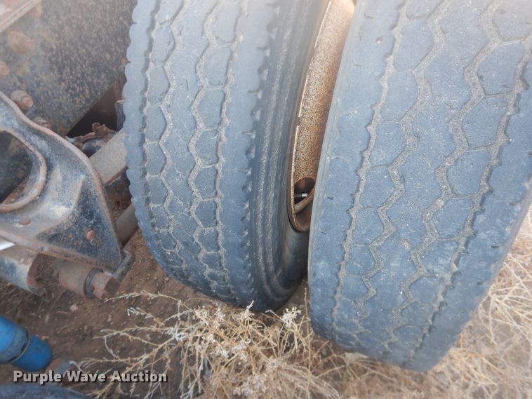 image for item DI3660 1993 International 9400  semi truck