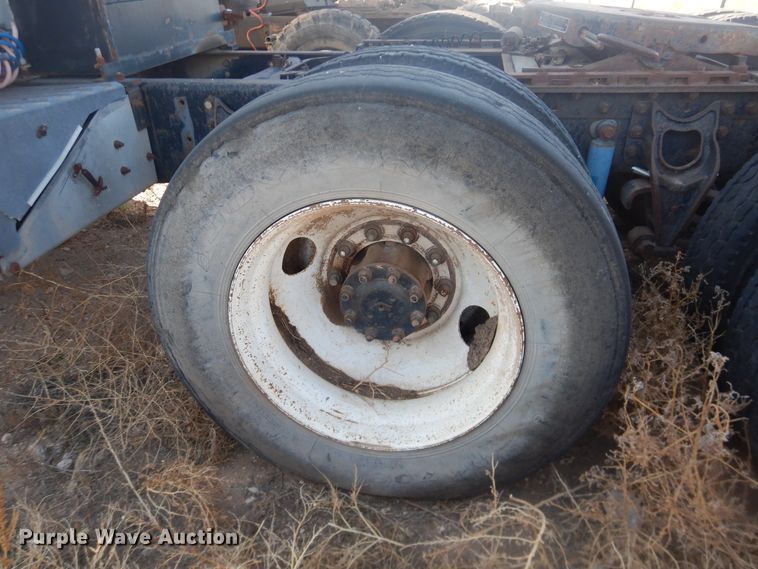 image for item DI3660 1993 International 9400  semi truck