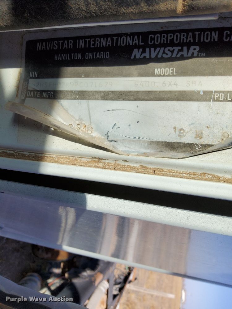 image for item DI3660 1993 International 9400  semi truck