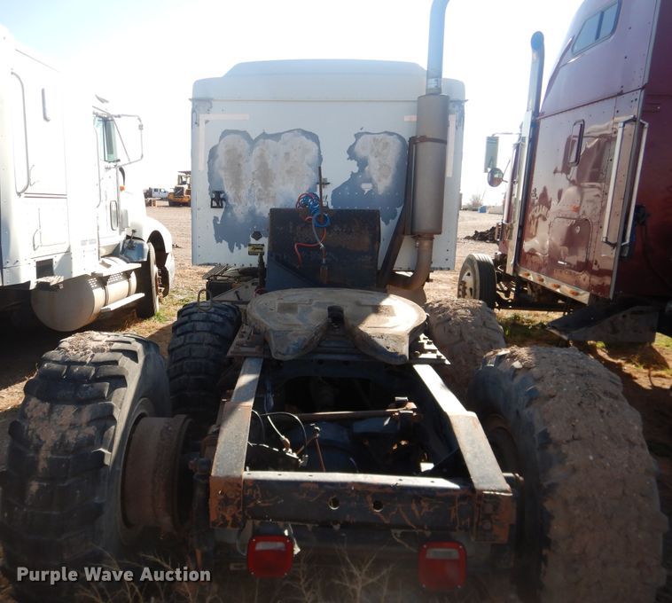 image for item DI3661 1997 International 9400  semi truck