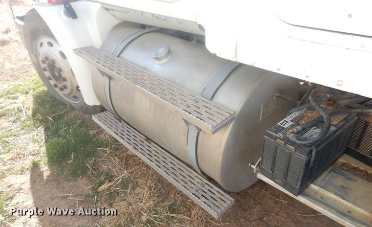 image for item DI3661 1997 International 9400  semi truck