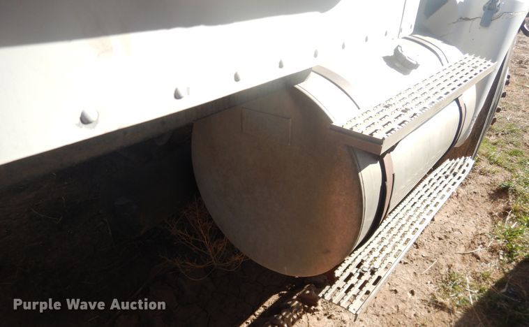 image for item DI3661 1997 International 9400  semi truck