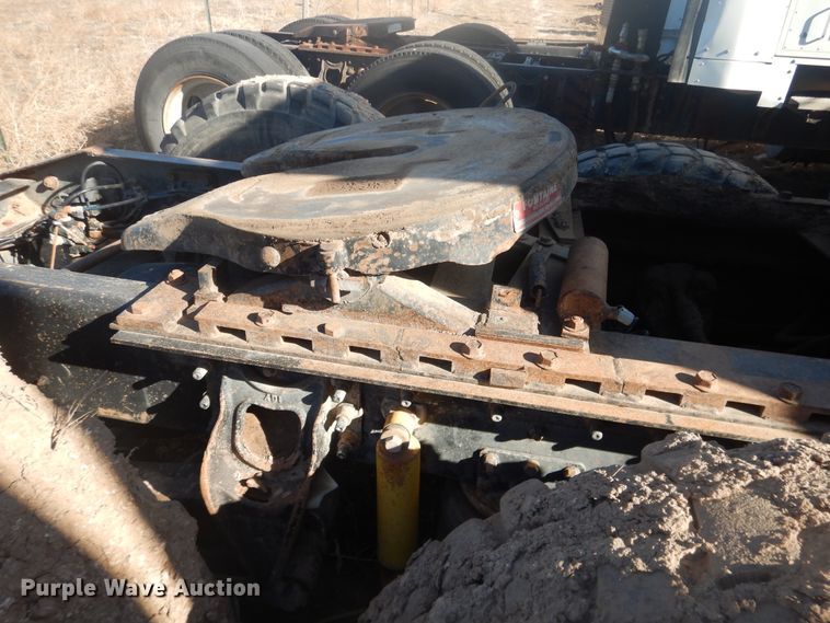 image for item DI3661 1997 International 9400  semi truck