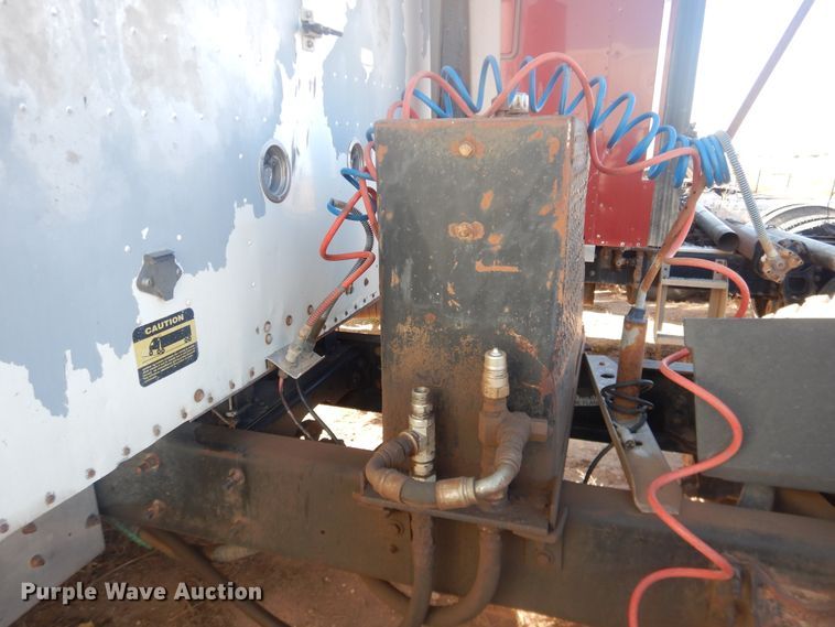 image for item DI3661 1997 International 9400  semi truck