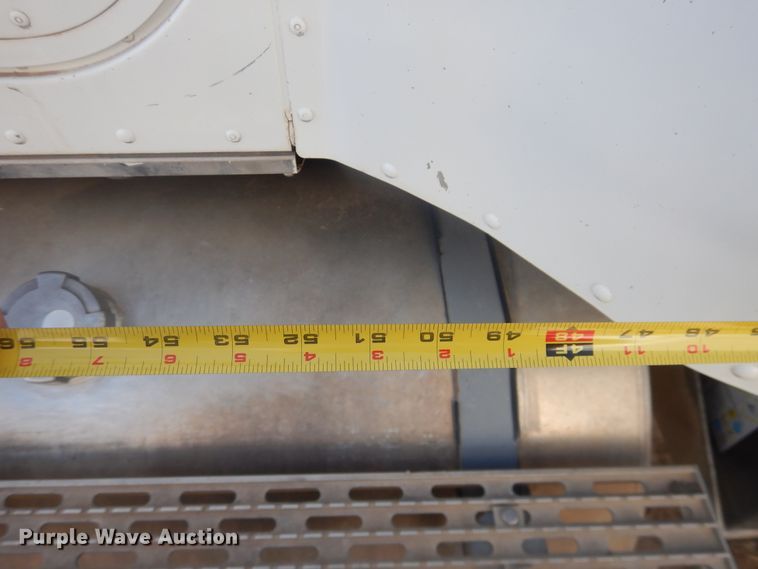 image for item DI3661 1997 International 9400  semi truck