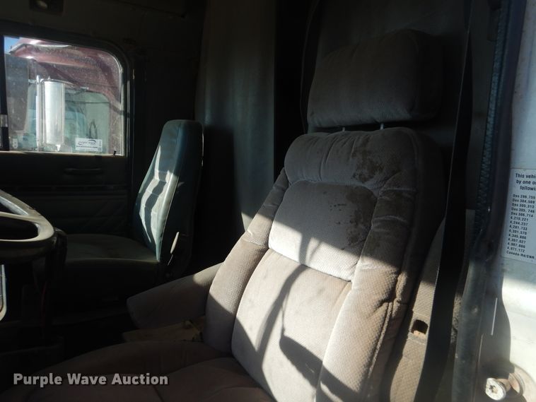 image for item DI3661 1997 International 9400  semi truck