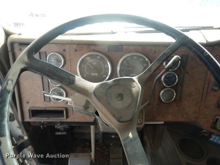 image for item DI3661 1997 International 9400  semi truck