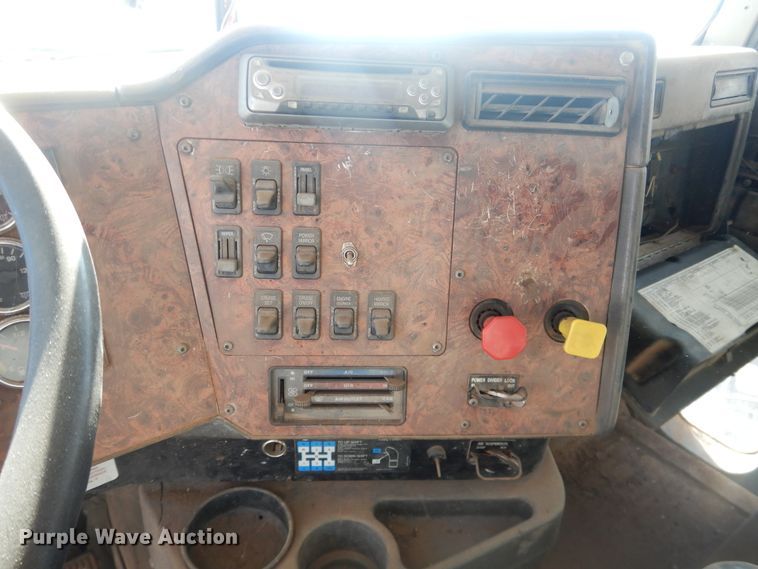 image for item DI3661 1997 International 9400  semi truck