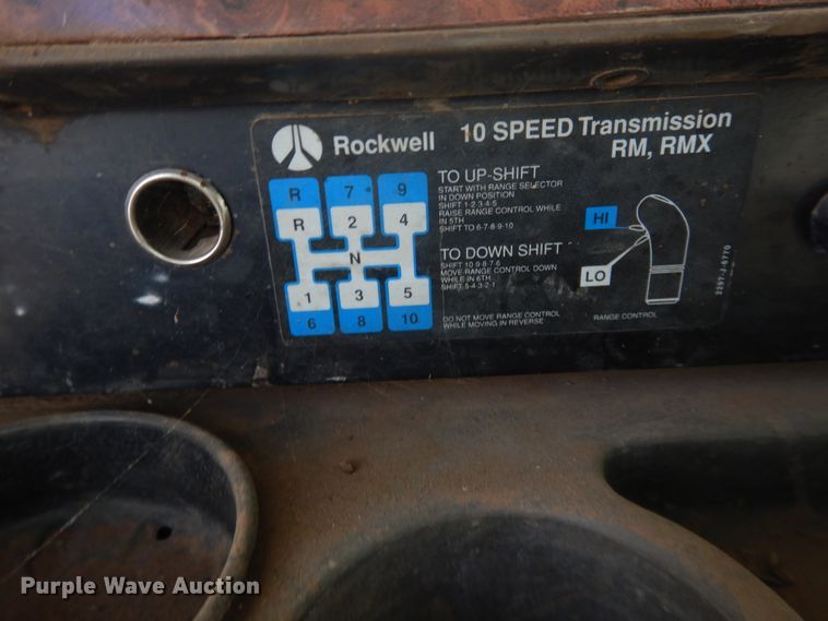 image for item DI3661 1997 International 9400  semi truck