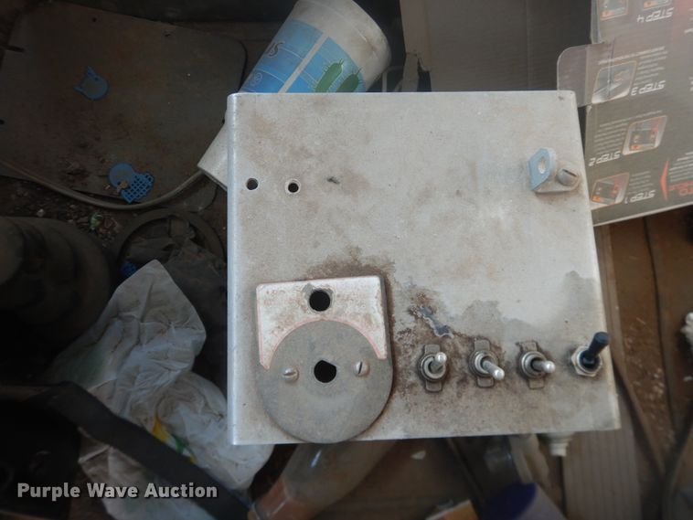 image for item DI3661 1997 International 9400  semi truck