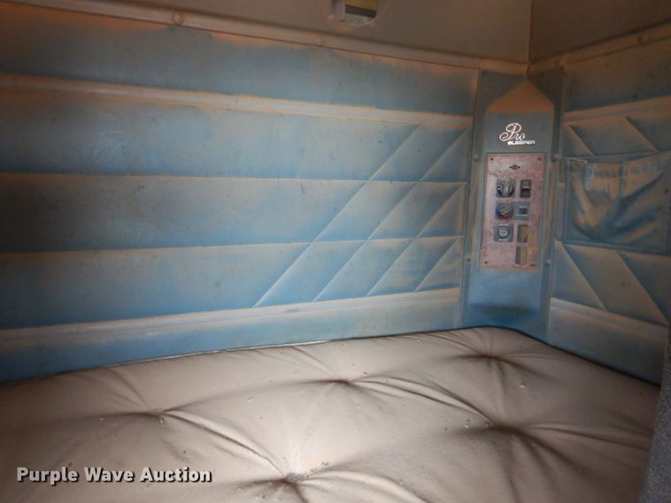 image for item DI3661 1997 International 9400  semi truck