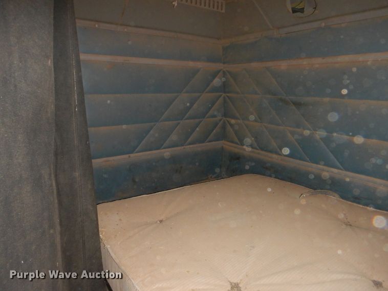 image for item DI3661 1997 International 9400  semi truck