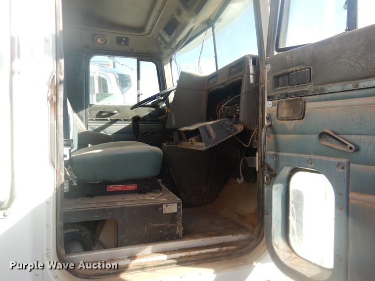 image for item DI3661 1997 International 9400  semi truck