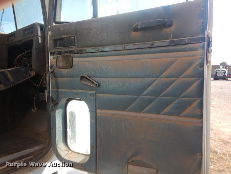 image for item DI3661 1997 International 9400  semi truck